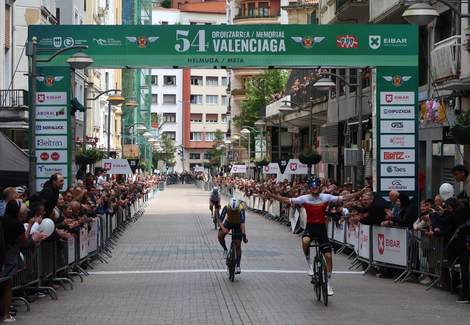 César Pérez gana el Memorial Valenciaga.
