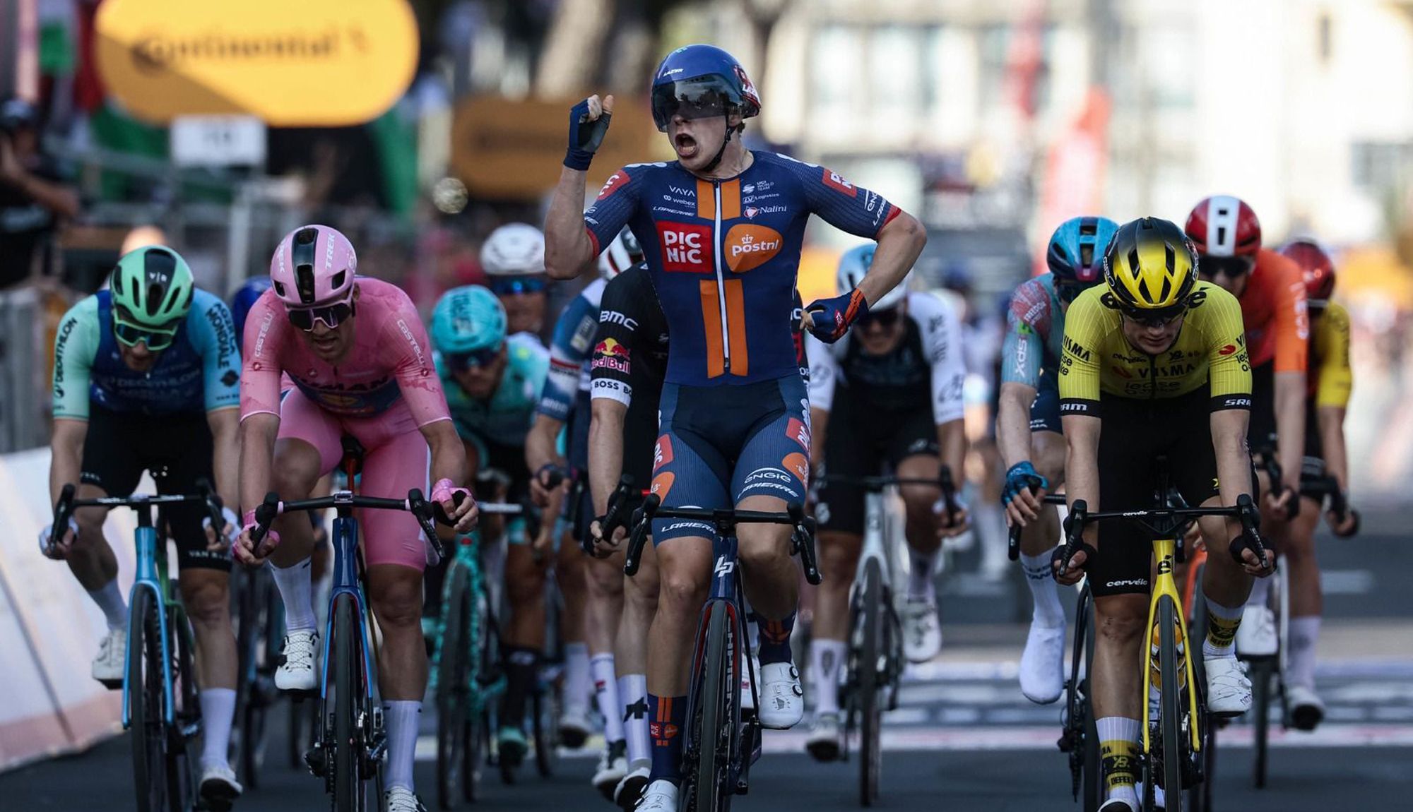 Casper van Uden se lleva la primera batalla de velocistas en el Giro