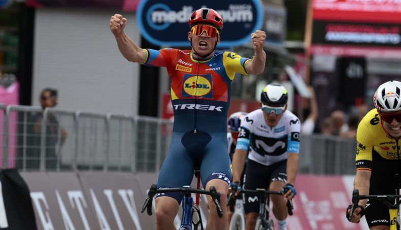 mads pedersen se viste la primera maglia rosa del giro 2 790x454
