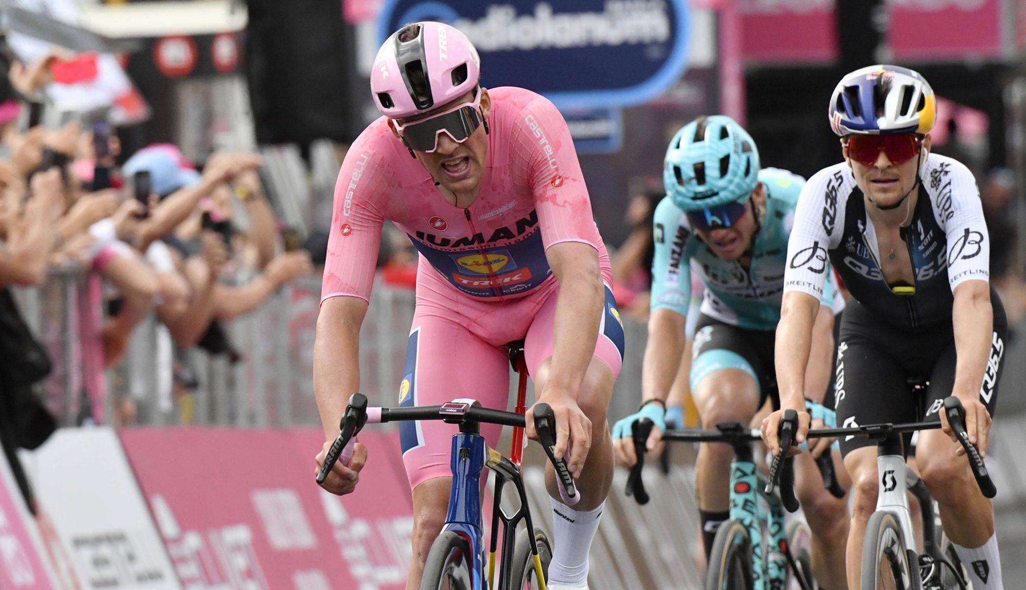 Mads Pedersen, tercera victoria en cinco etapas del Giro