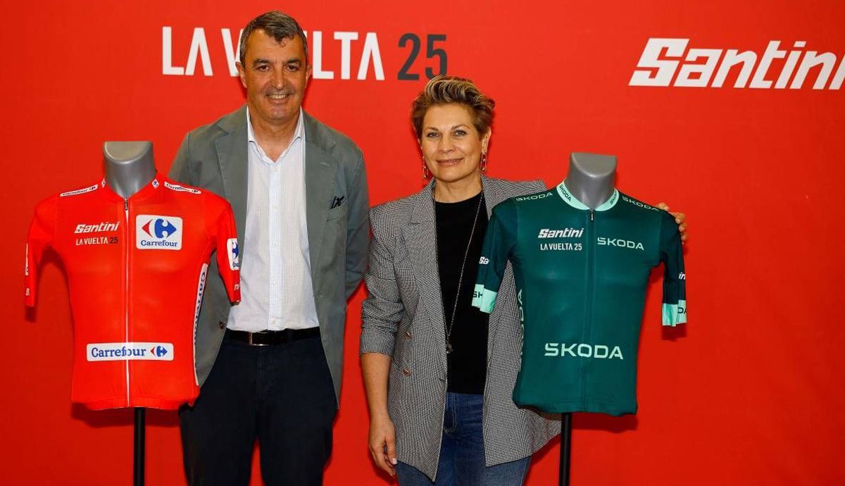  Javier Guillén, director de La Vuelta, y Monica Santini, CEO de Santini Cycling, durante la presentación de los maillots oficial de la ronda española