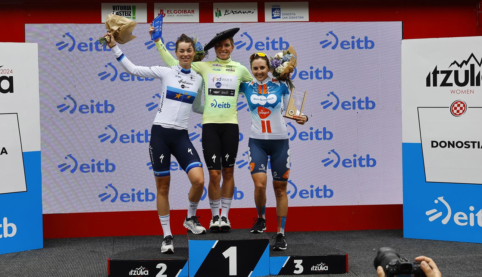 Podio de la Itzulia 2024, con Vollering, Bredewold y Labous