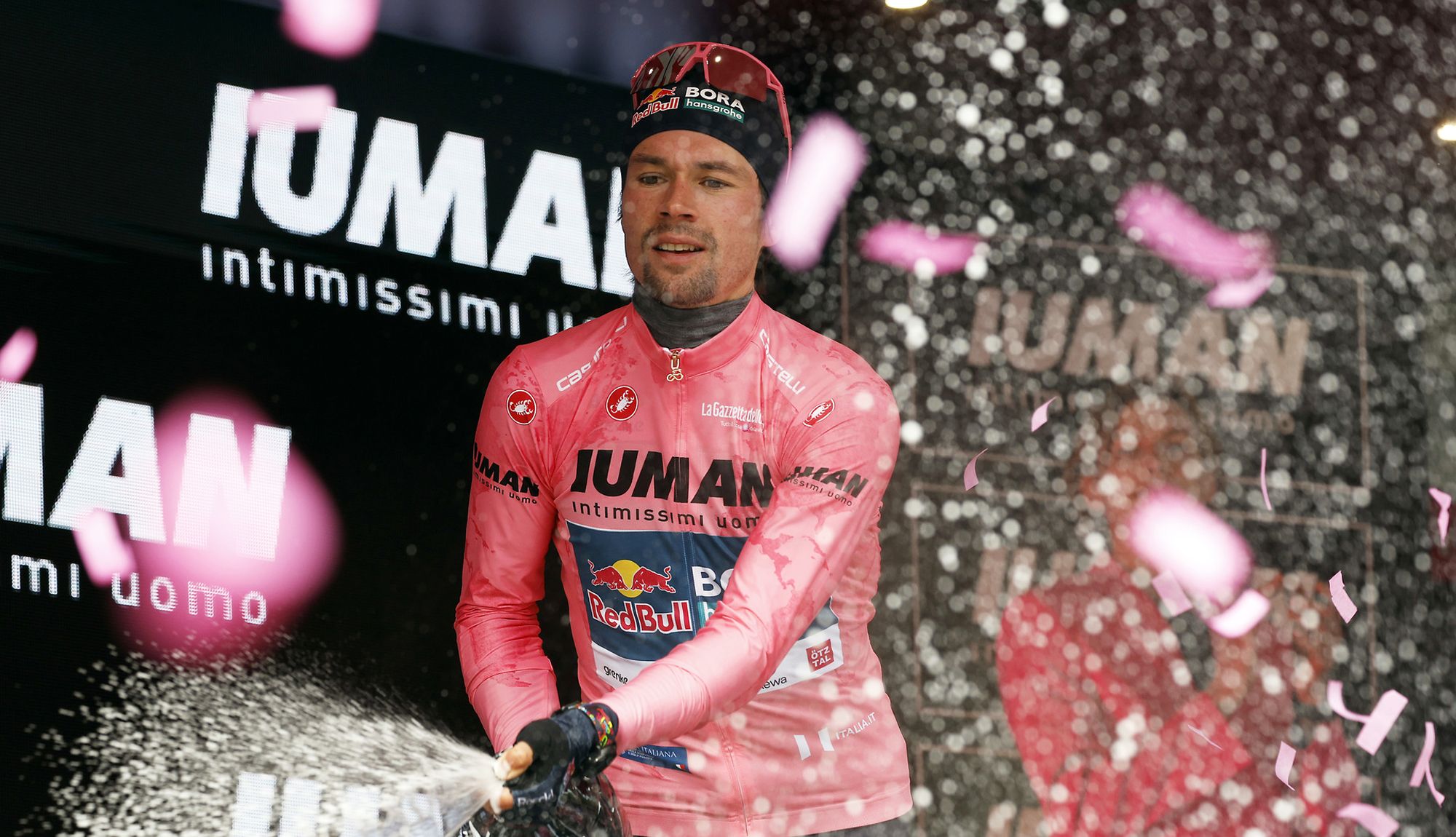 Primoz Roglic vuelve a vestir la maglia rosa como líder del Giro