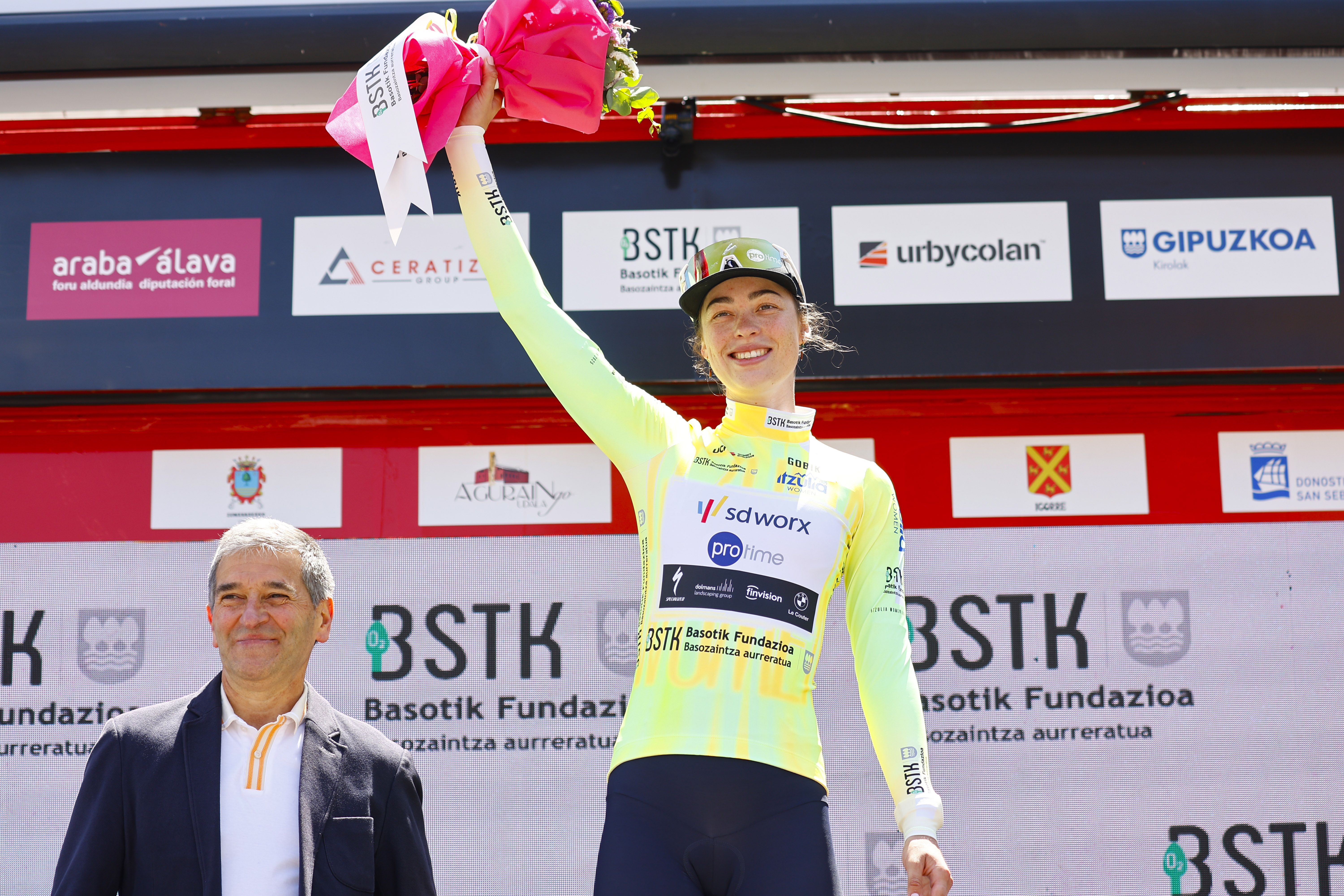 Mischa Bredewold repite victoria en la segunda etapa y afianza su liderato en la Itzulia Femenina