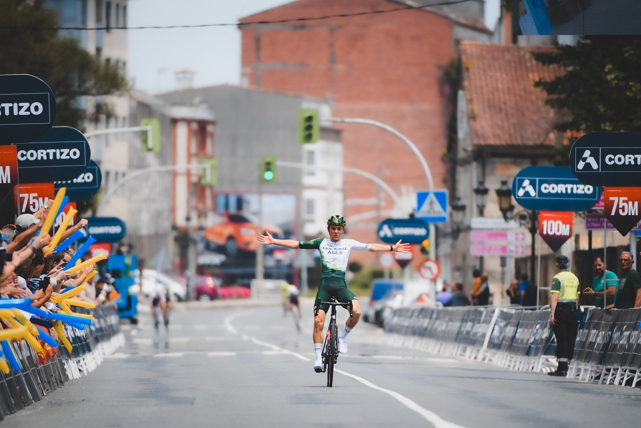 Lucas Towers celebra la victoria en las XII Rutas Xacobeas. Foto: Aritz Arambarri / SprintCycling Agency
