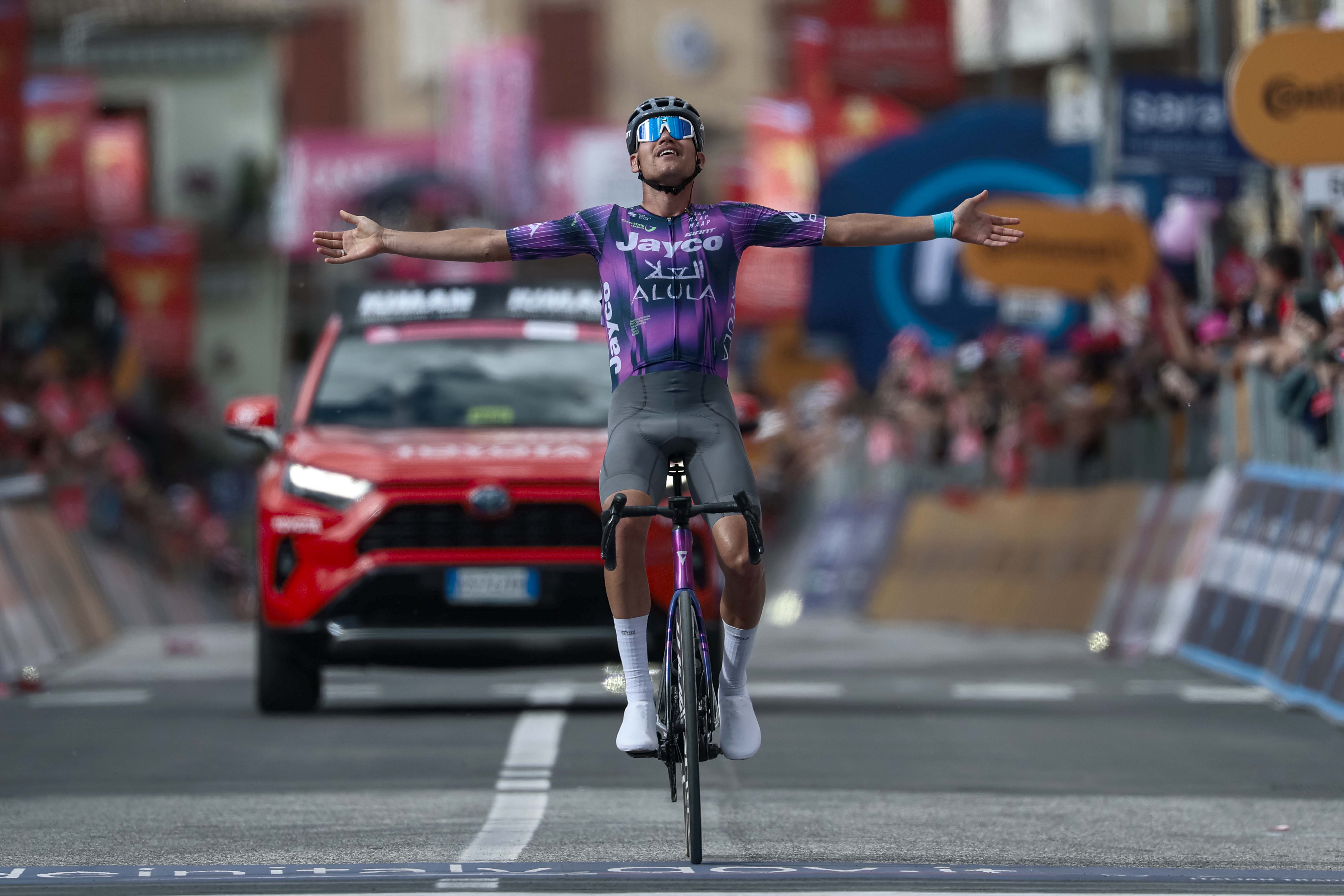 Diego Ulissi le roba el liderato a Roglic y Luke Plapp sorprende desde la fuga