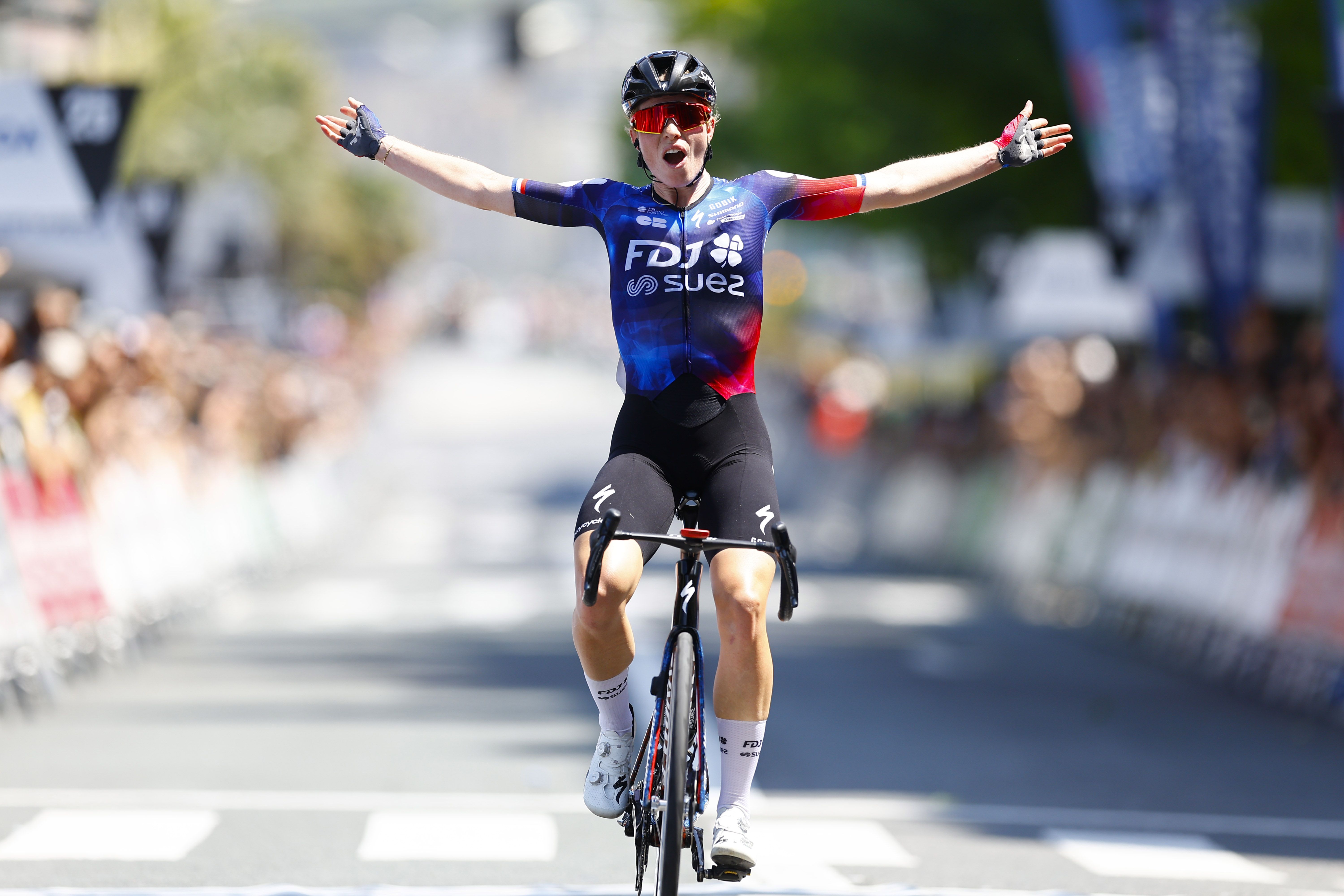 Demi Vollering arrasa en la tercera etapa e impone su ley en la Itzulia Femenina