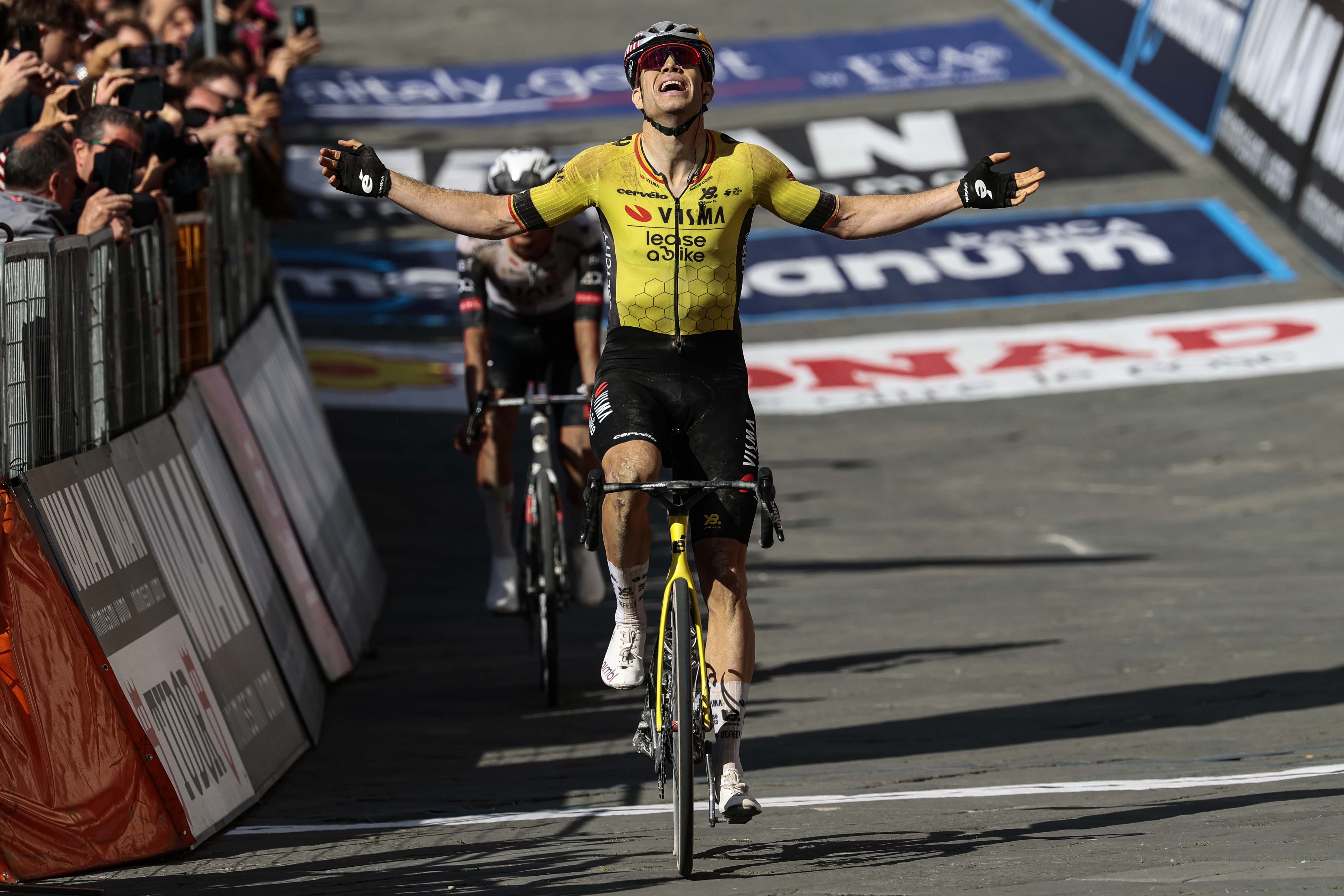 Wout Van Aert resucita en Siena reinando sobre los tramos de sterrato; Isaac del Toro, todo al rosa