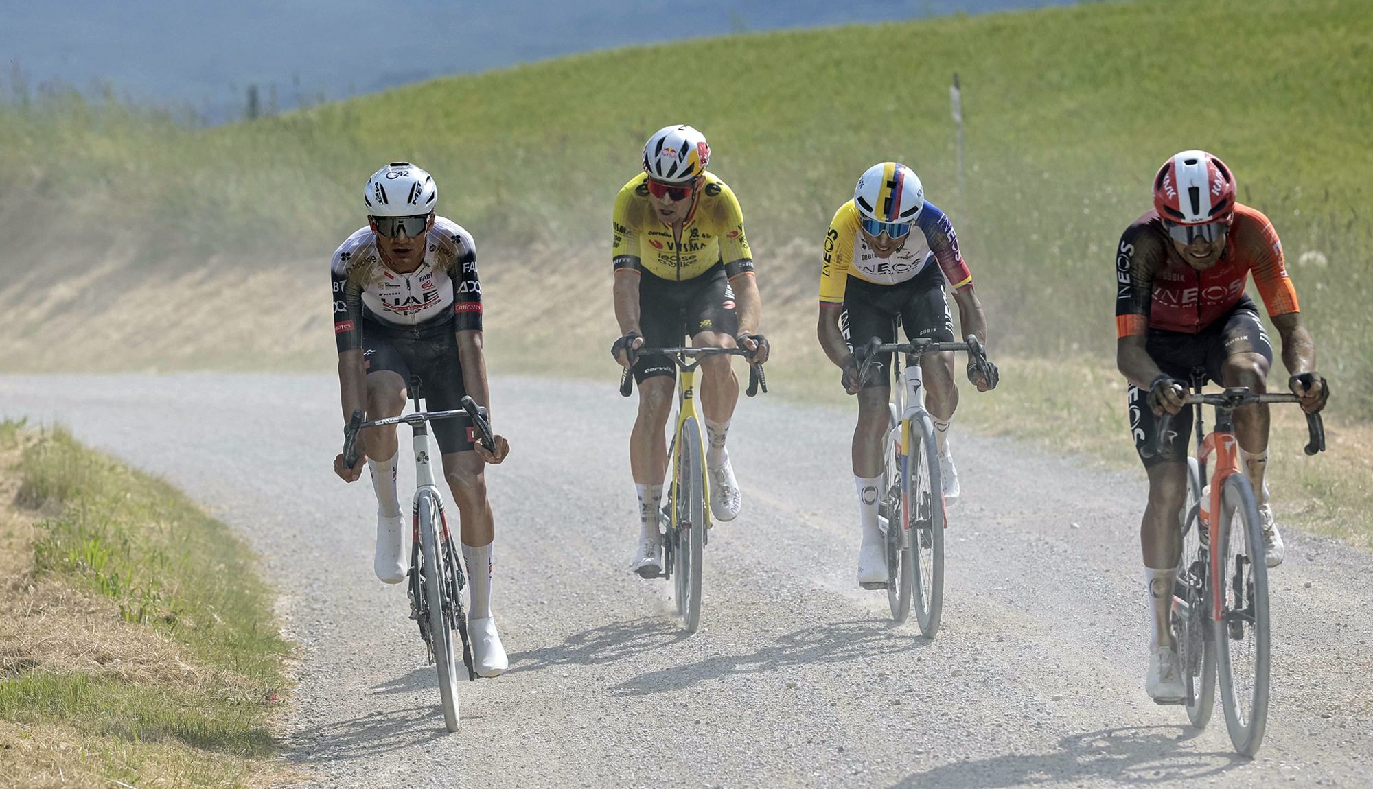 Del Toro, Van Aert, Egan Bernal y Brandon Rivera, en la etapa del sterrato del domingo