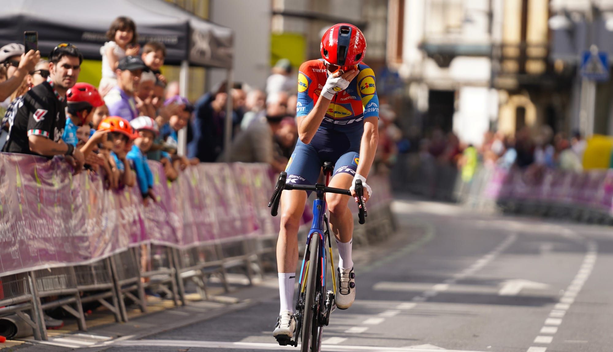 Isabella Holmgren estrena su palmarés en la Durango-Durango