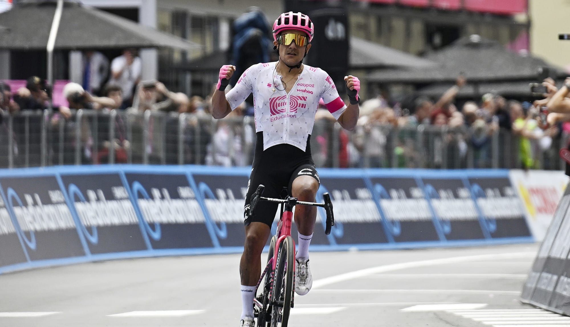 Richard Carapaz brilla en Castelnovo ne' Monti y suma su cuarta victoria en el Giro