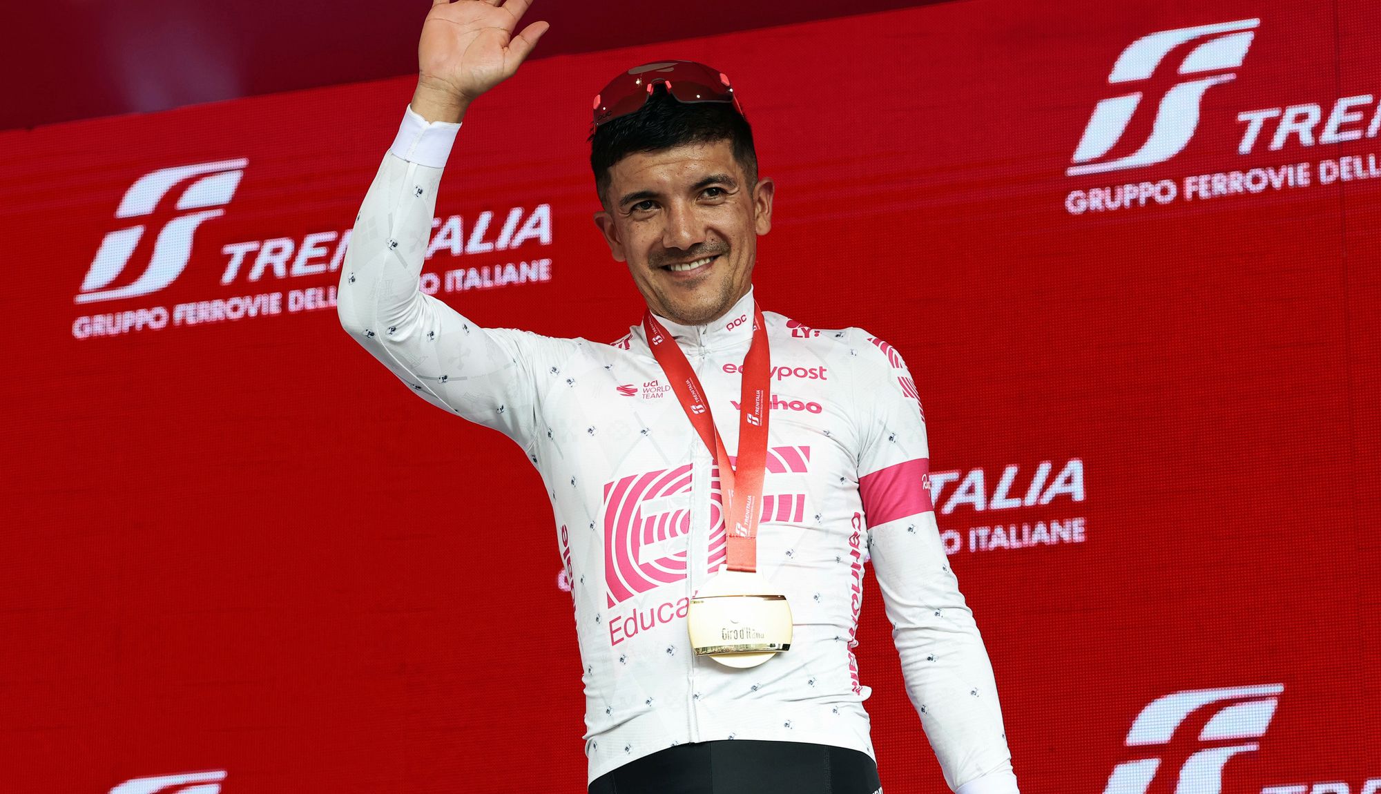 Richard Carapaz, en el podio como ganador de la 11ª etapa del Giro