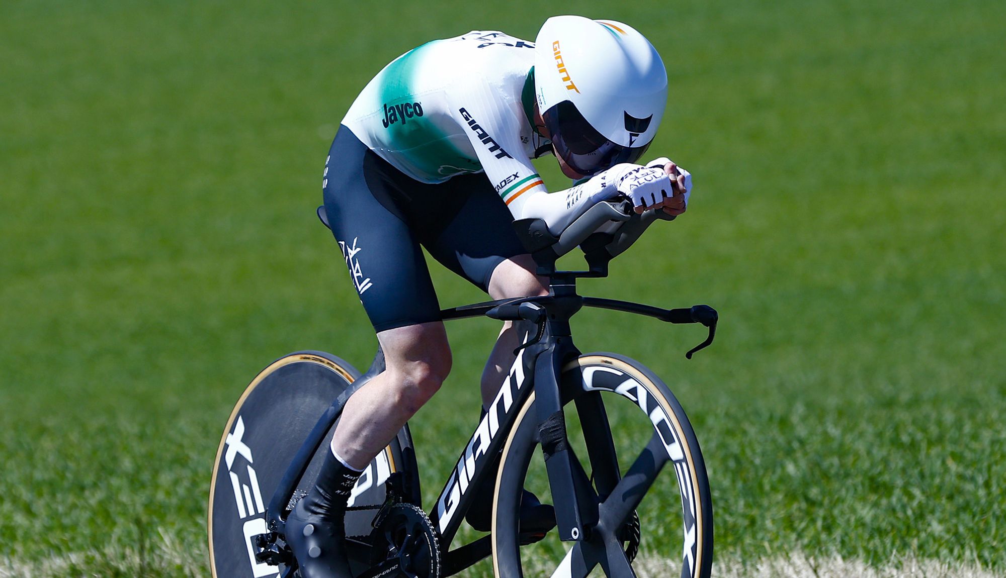 Eddie Dunbar, campeón de Irlanda contrarreloj, utilizando en competición el Giant Rivet Mips