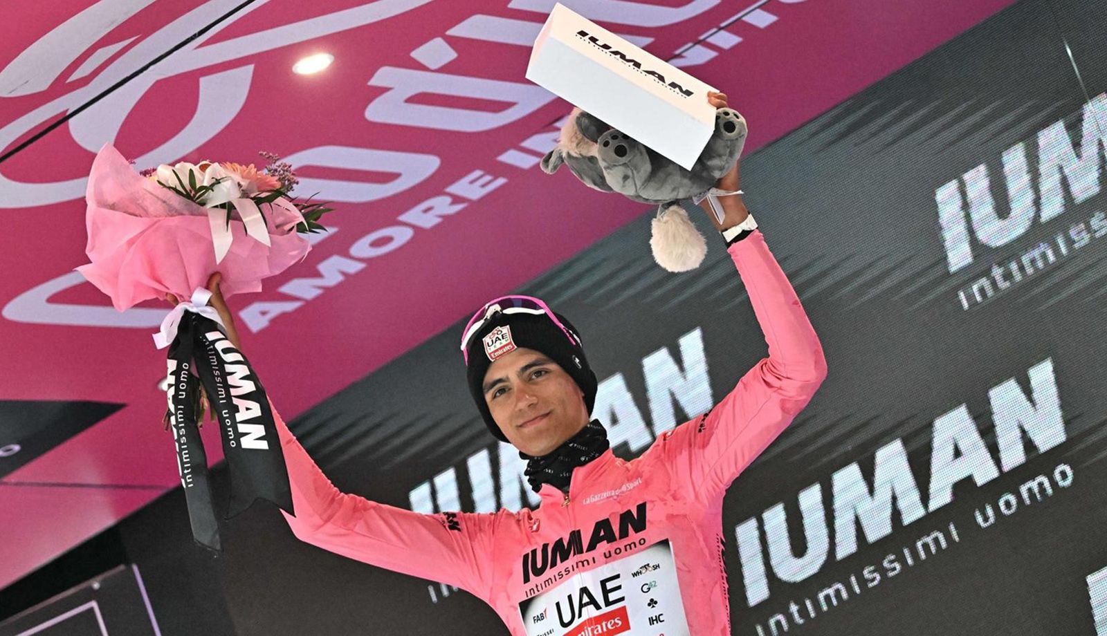 Isaac Del Toro, en el podio del Giro de Italia tras la etapa de este jueves