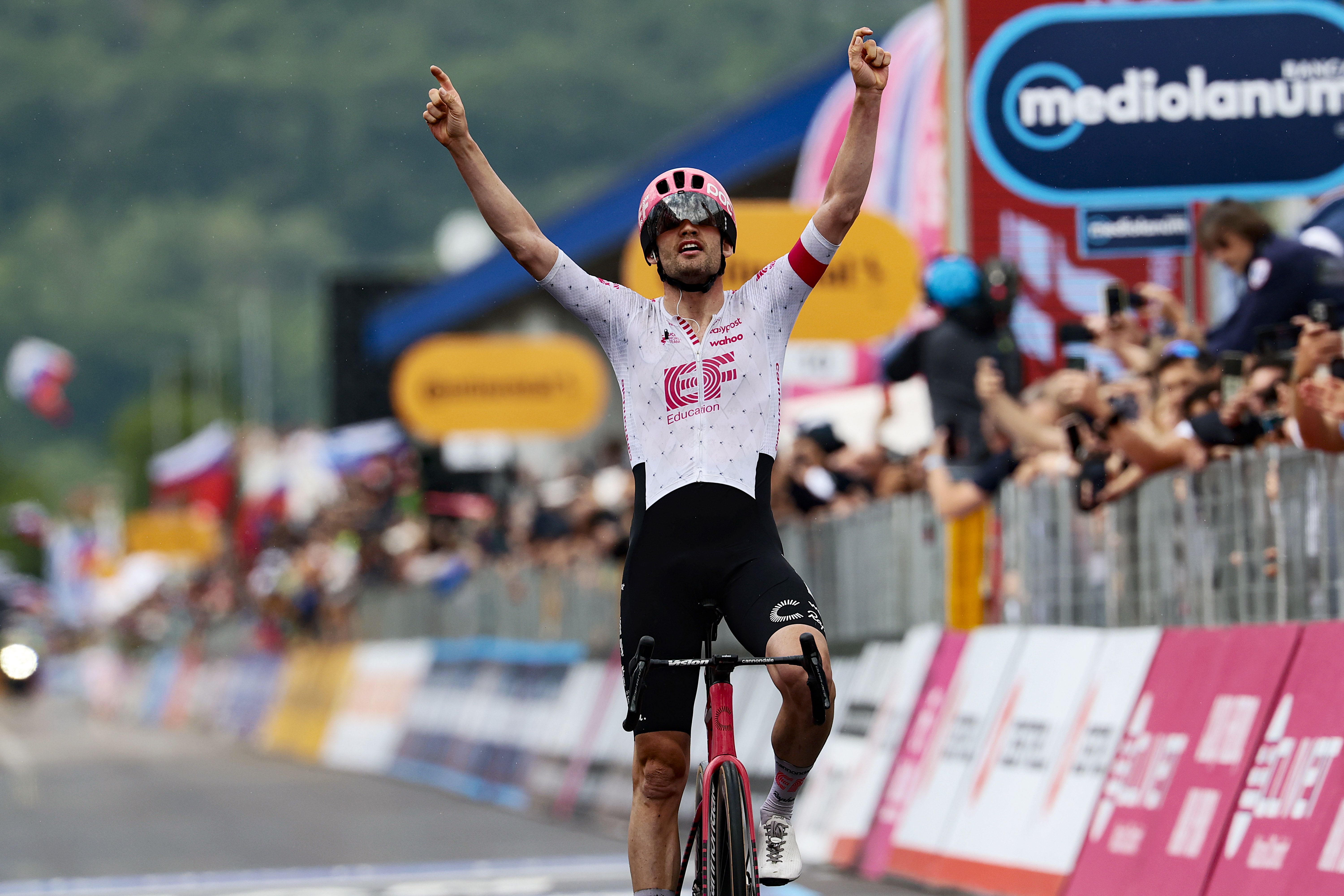 Kasper Asgreen vence en solitario en la decimocuarta etapa; Isaac del Toro fortifica su mandato