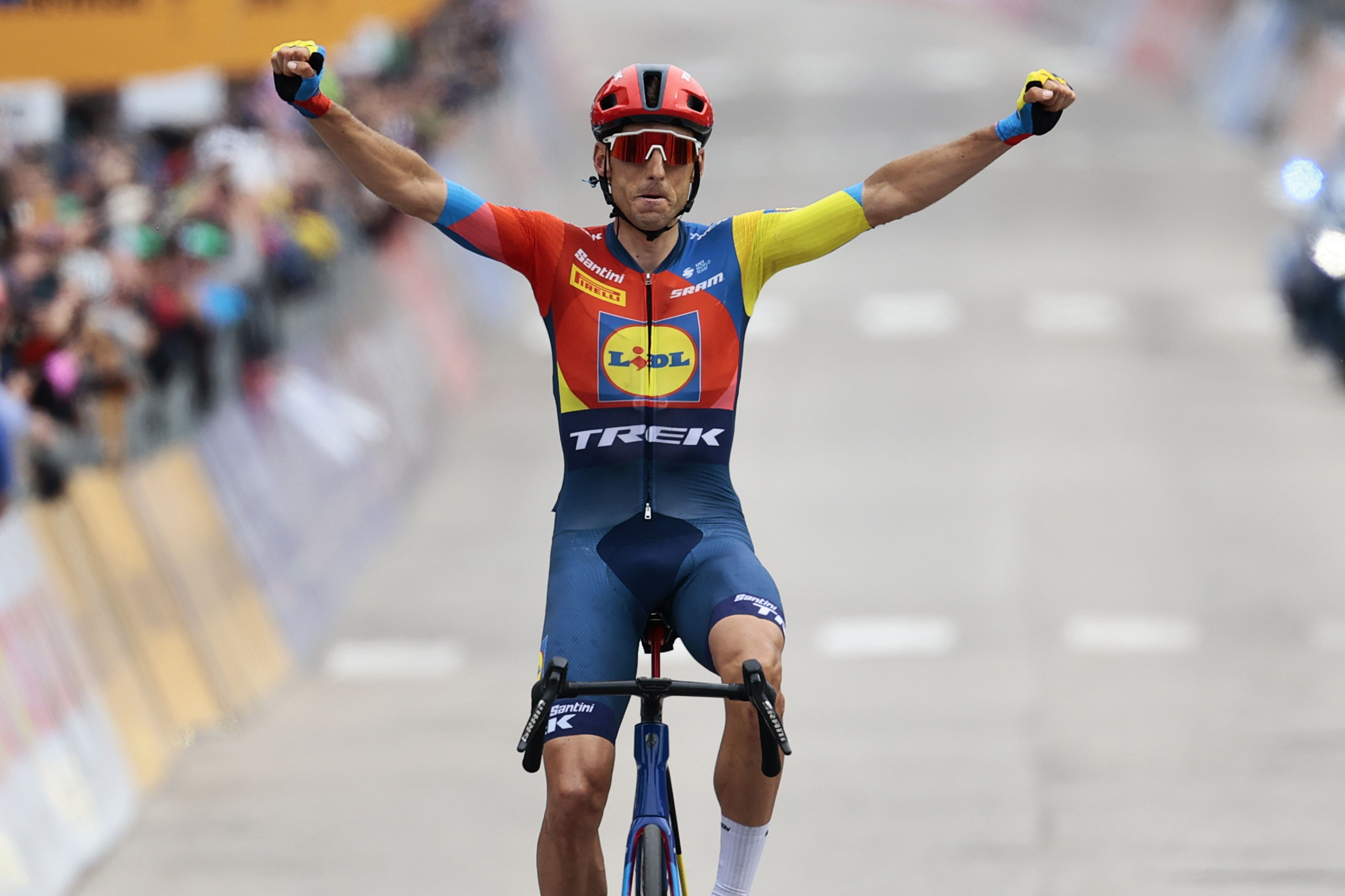 Estreno imponente de Carlos Verona: gana su primera etapa en una gran vuelta desde la fuga en Asiago
