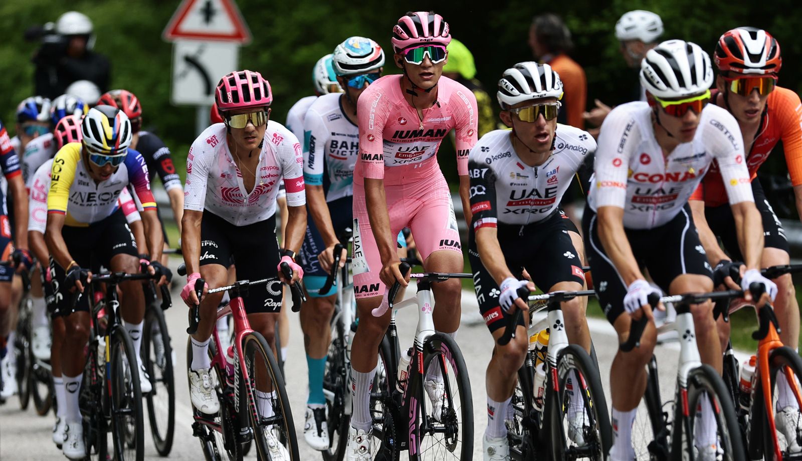 Ayuso, Del Toro, Carapaz y Bernal, entre otros favoritos, en una imagen de la 15ª etapa del Giro