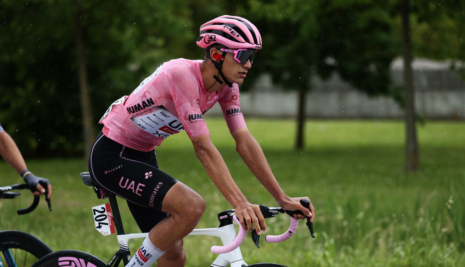 Isaac del Toro, sólido líder del Giro de Italia