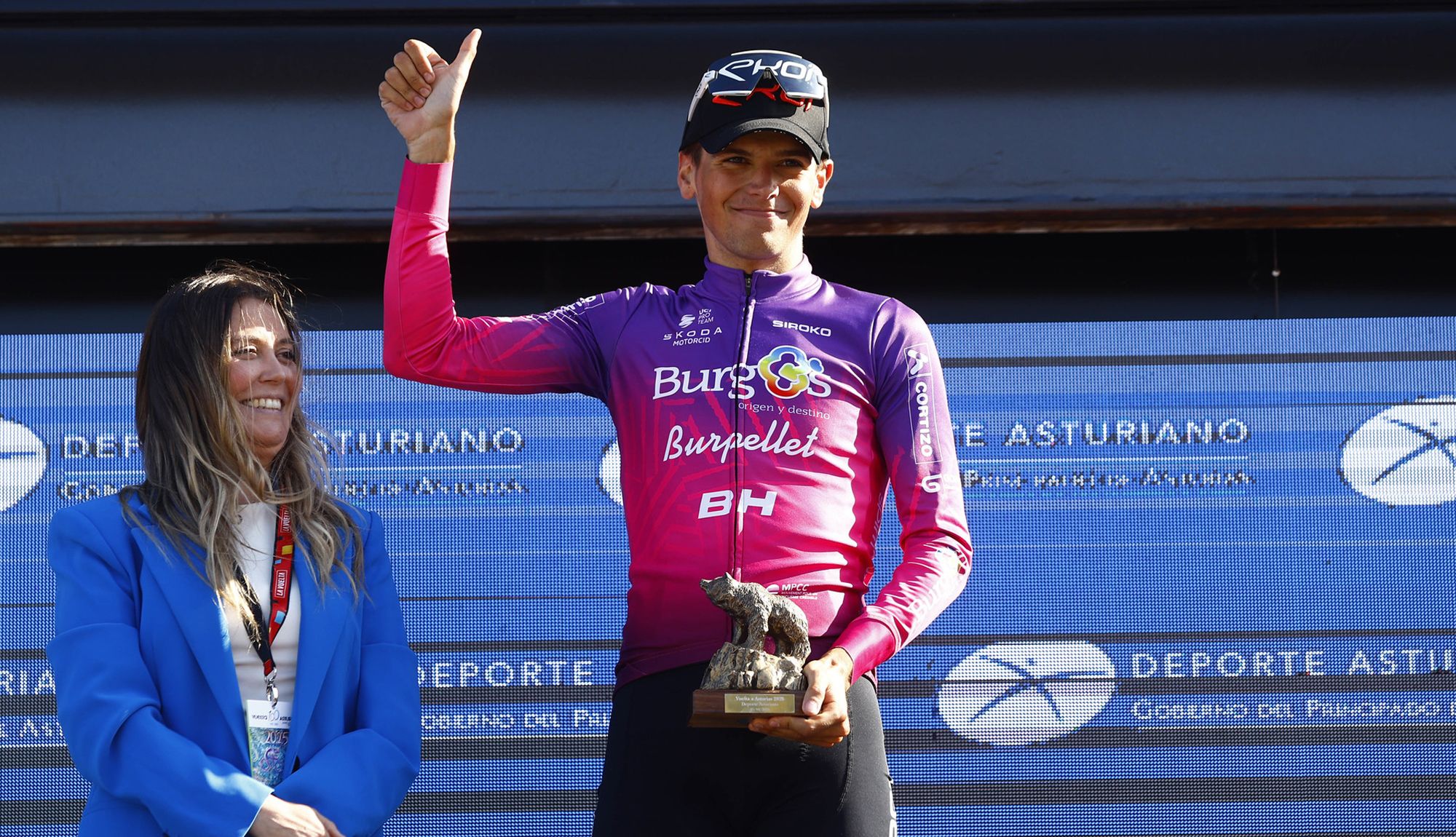 Hugo de la Calle, en el podio de la Vuelta a Asturias. Foto: Aritz Arrambarri (Sprint Cycling Agency)