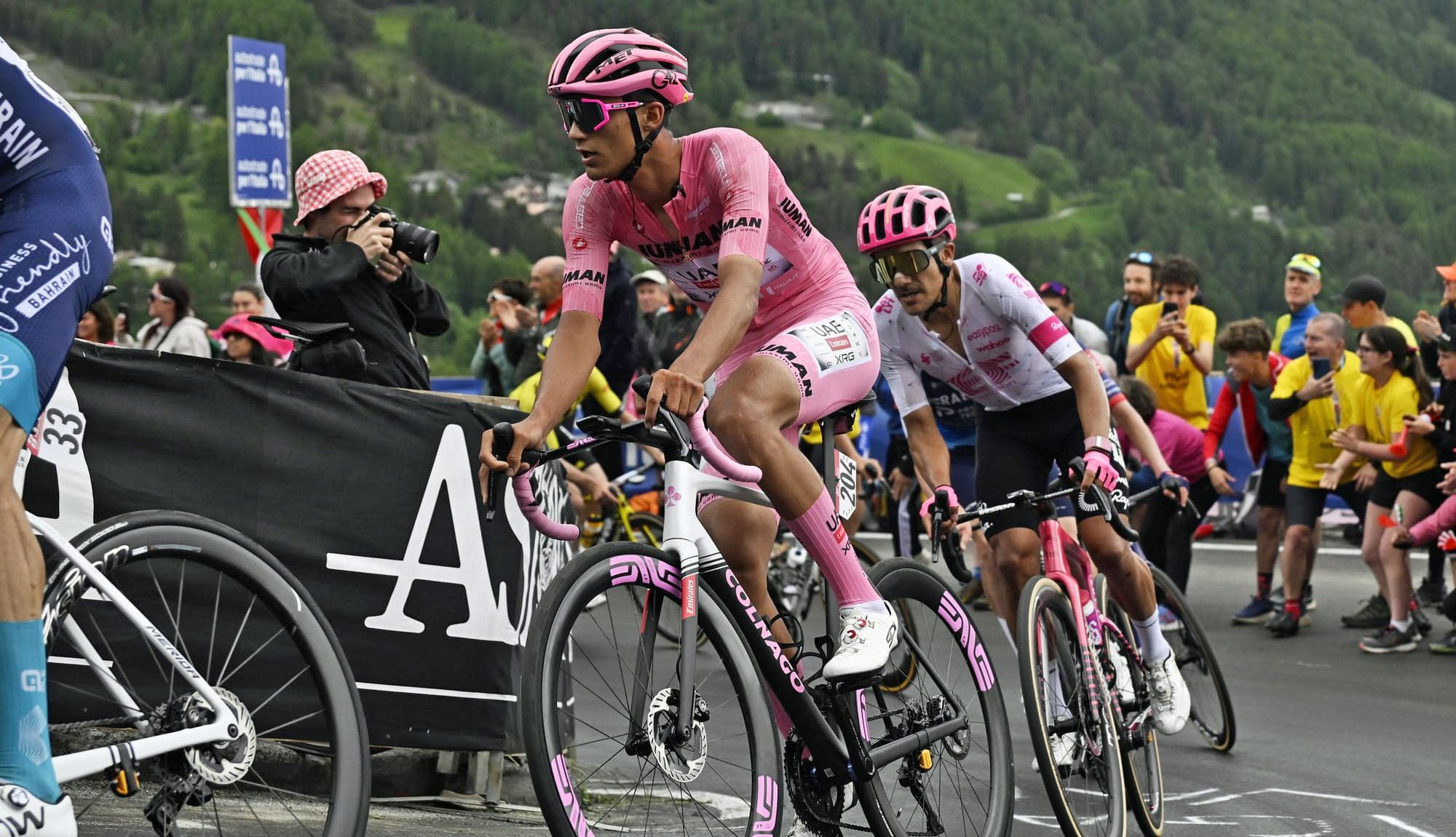 Isaac del Toro sigue vistiendo la maglia rosa como líder del Giro