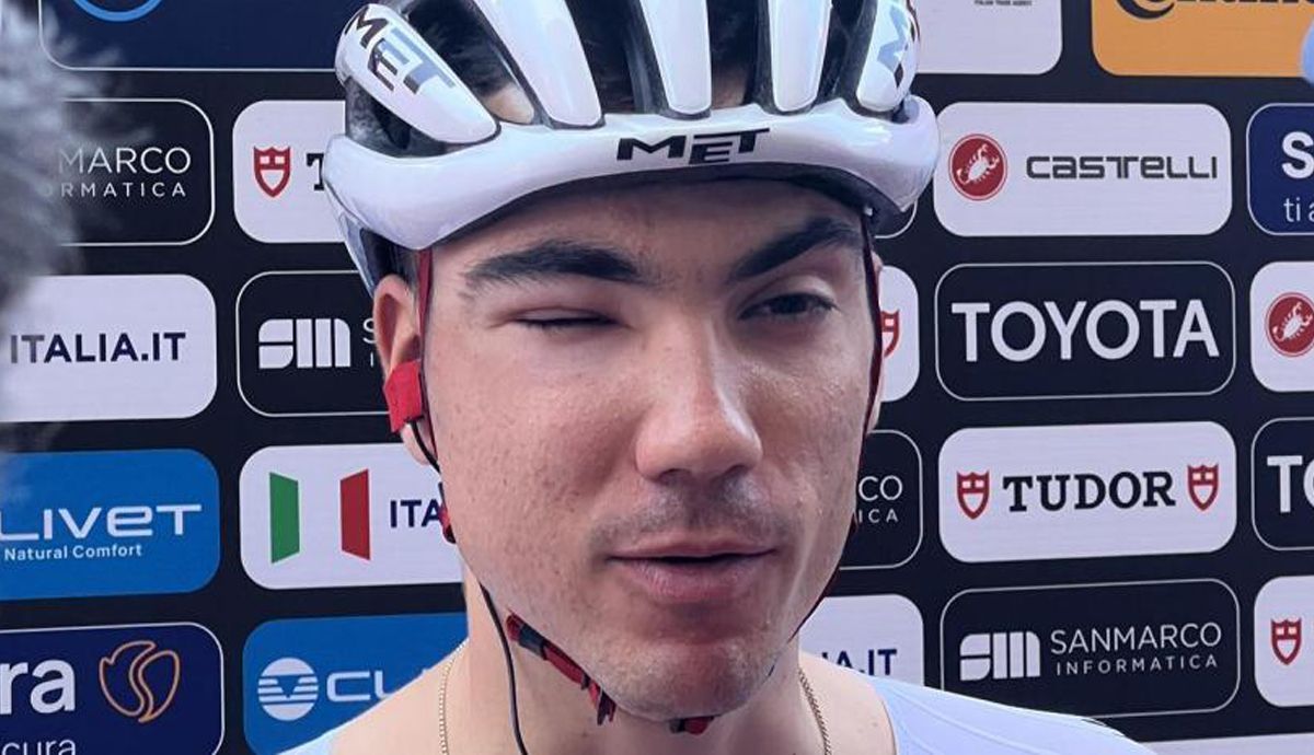 Juan Ayuso abandona el Giro con la cara hinchada por la picadura de una avispa