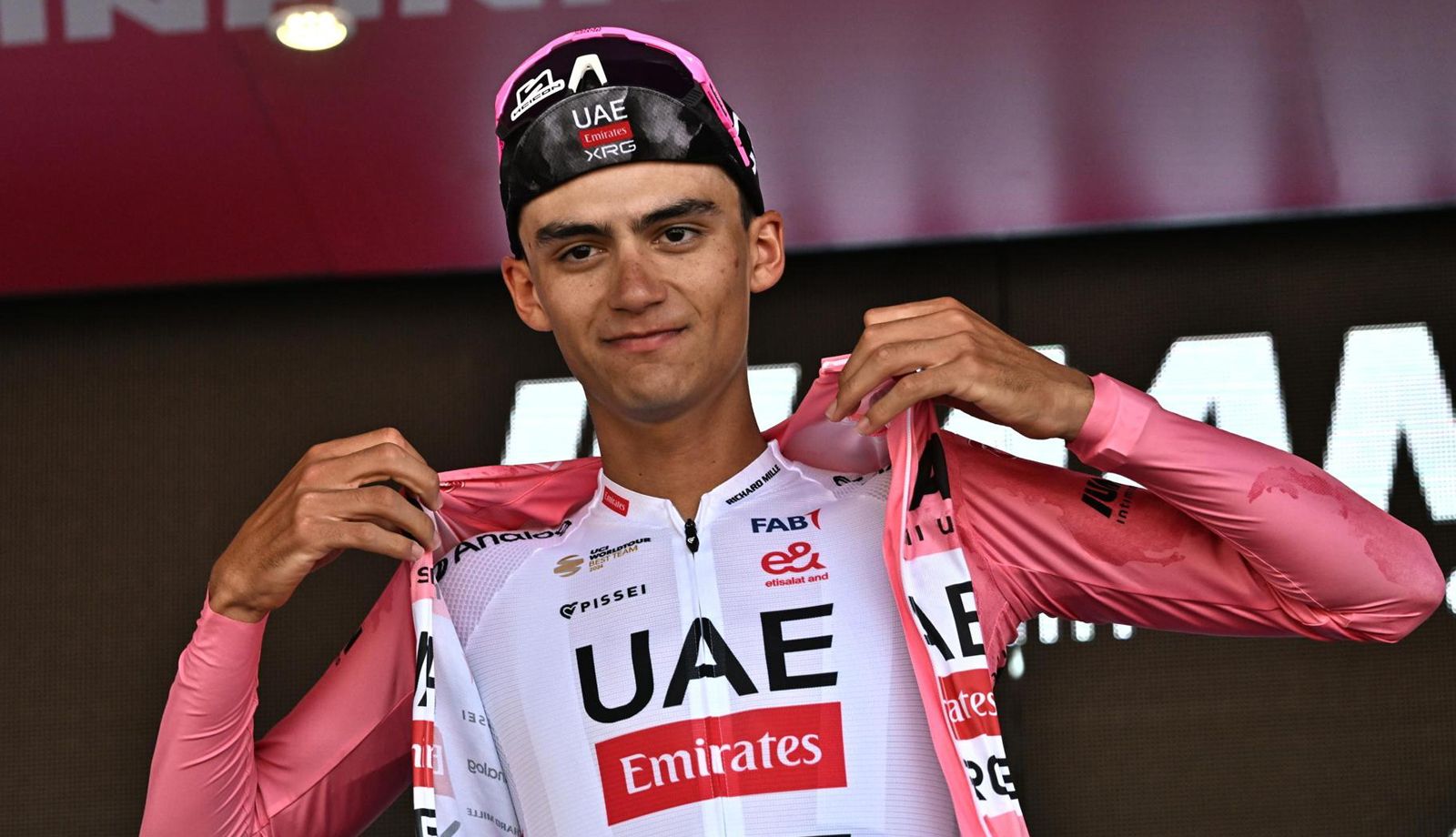 El mexicano Isaac del Toro con la maglia rosa del Giro tras la etapa de este jueves