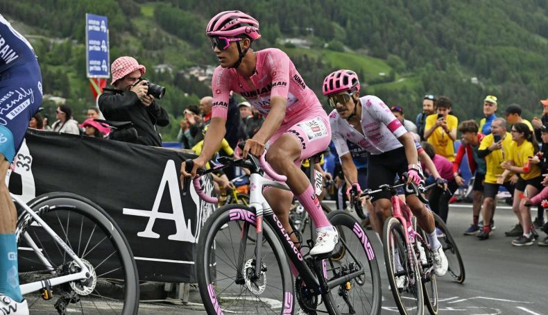 isaac del toro sigue vistiendo la maglia rosa como lider del giro 2 790x454 isaac del toro sigue vistiendo la maglia rosa como lider del giro 2 790x454
