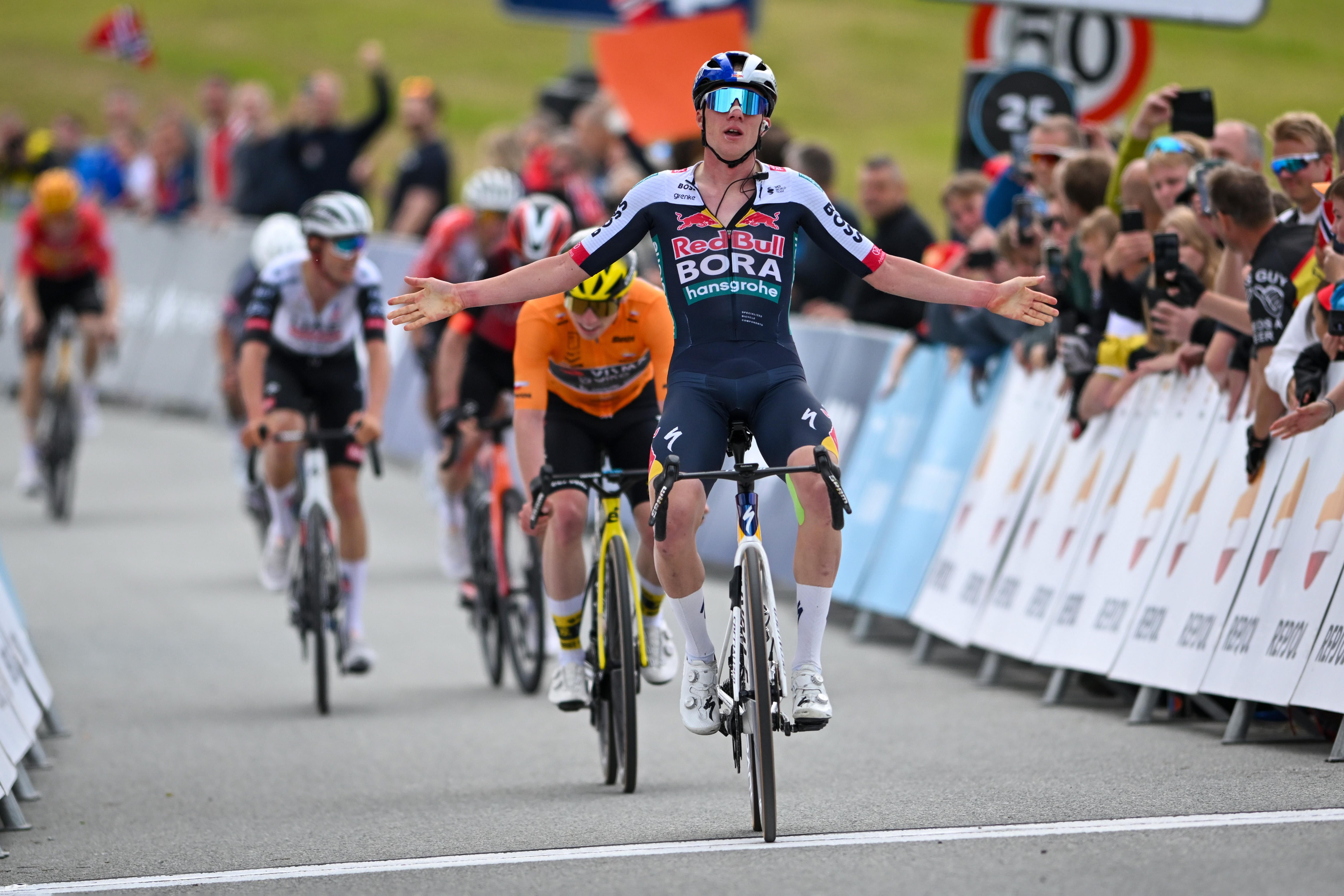 Matthew Brennan sucumbe ante Maxim van Gils en la tercera etapa del Tour de Noruega