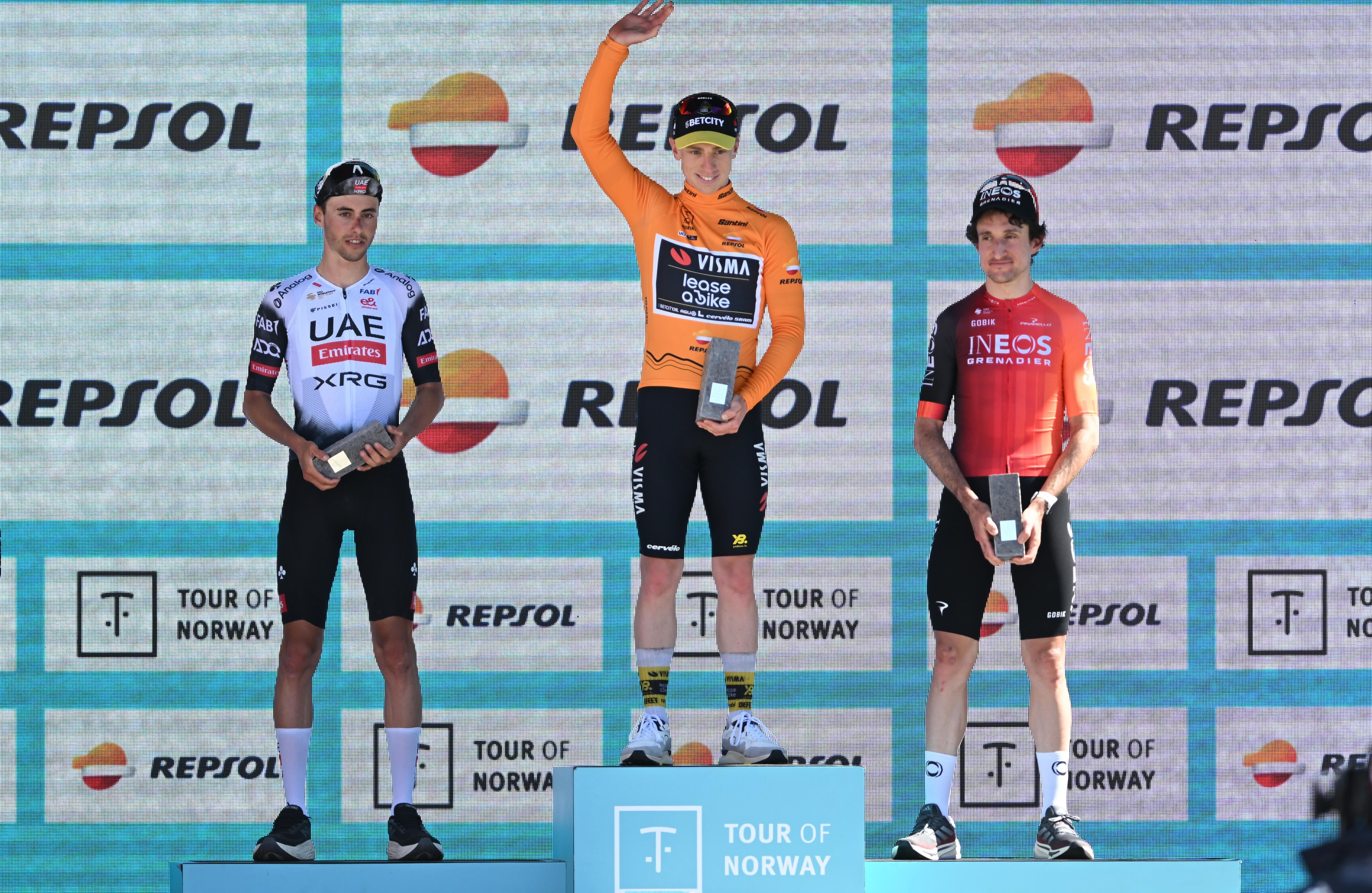 Matthew Brennan remata su triunfo en el Tour de Noruega levantando los brazos en Stavanger