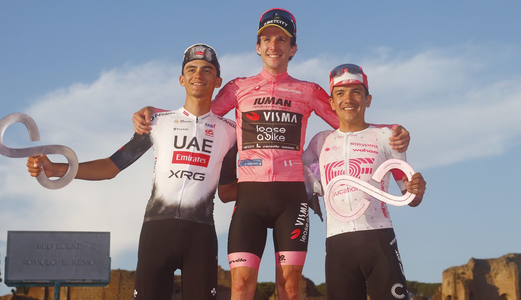 Simon Yates, Isaac del Toro y Richard Carapaz, podio del Giro de Italia 2025.