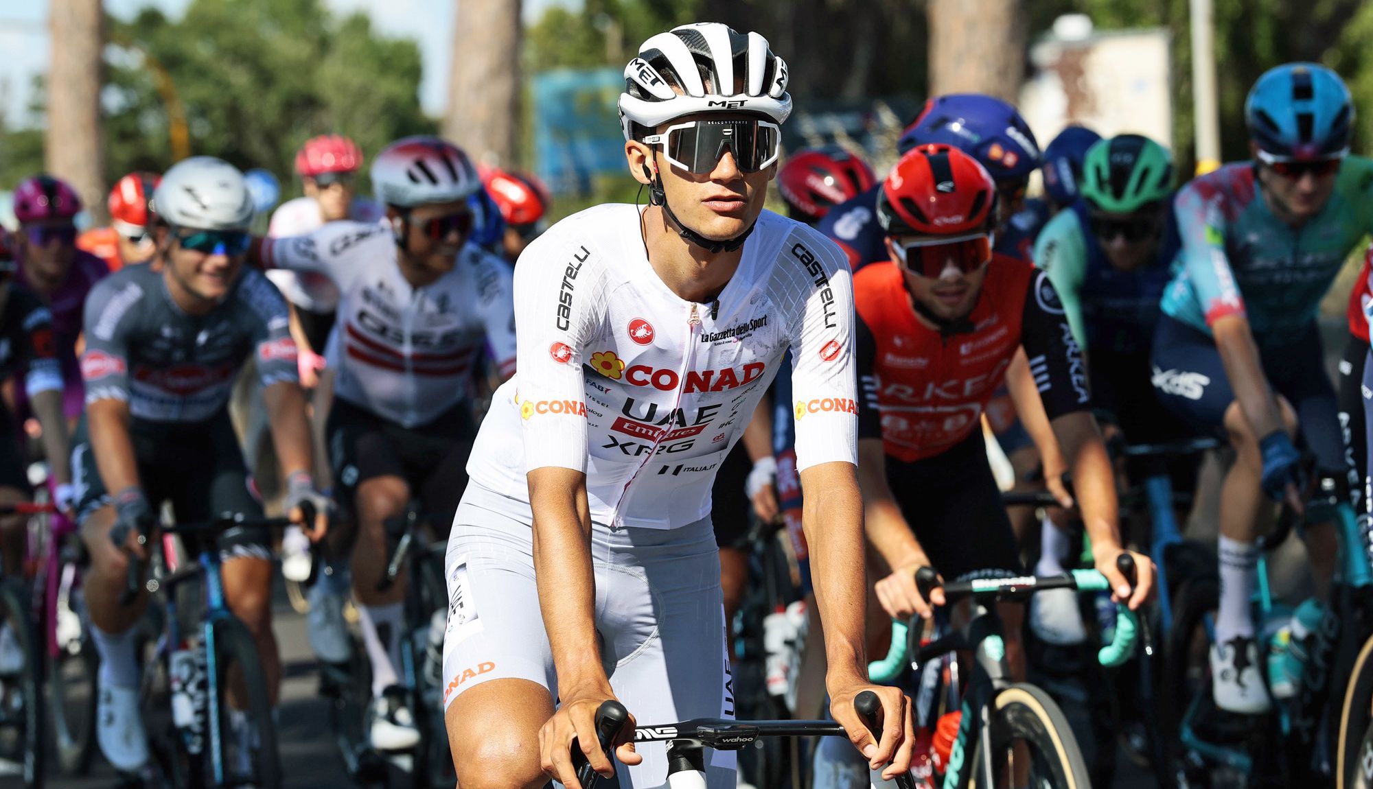 Isaac del Toro, con el maillot blanco de mejor joven del Giro, en la última etapa en Roma