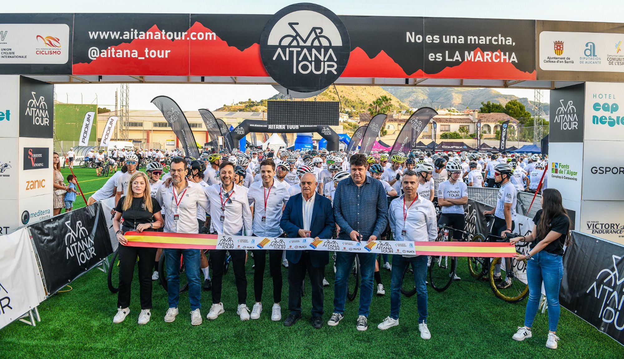 Corte de cinta antes de la salida de la Aitana Tour 2025