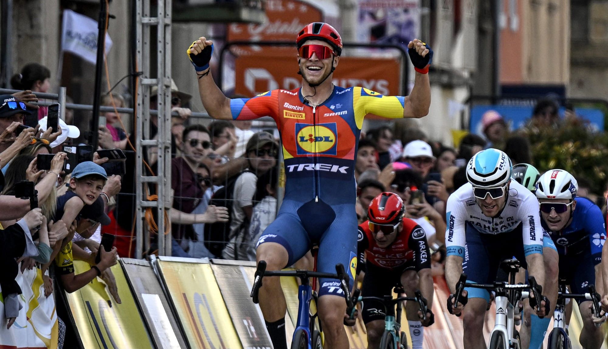 Jonathan Milan sufre, pero remata al sprint y se viste de amarillo en el Dauphiné
