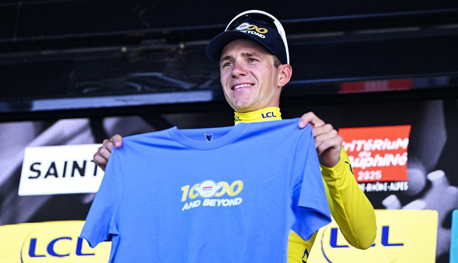 Remco Evenepoel, en el podio del Dauphiné, con una camiseta alusiva a la victoria número 1.000 en la historia de su equipo.