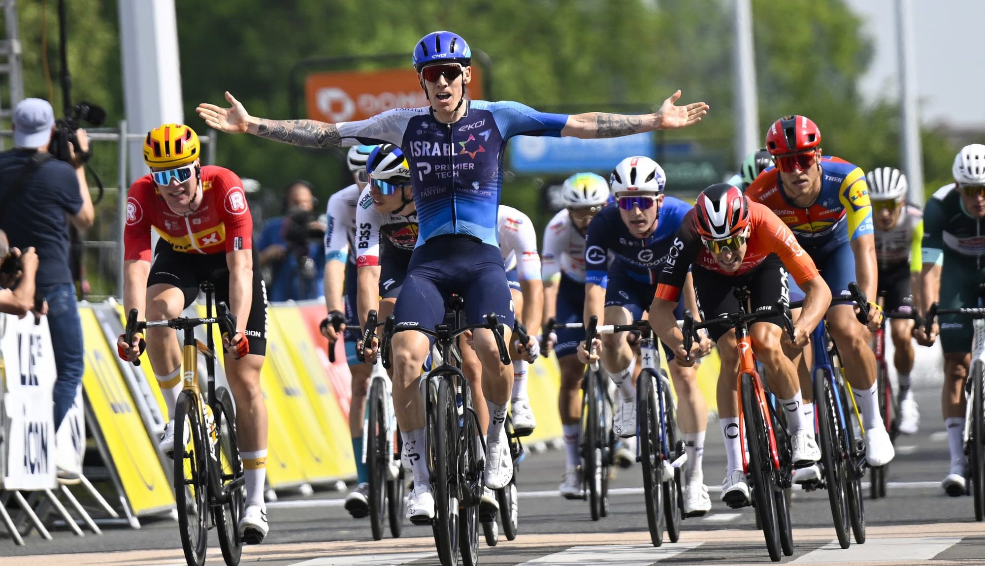 Jake Stewart sorprende en el sprint de Mâcon