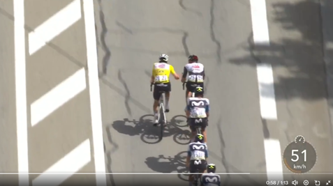 Pogacar subiendo bidones a su gregario Sivakov que iba tirando del grupo en el Dauphine