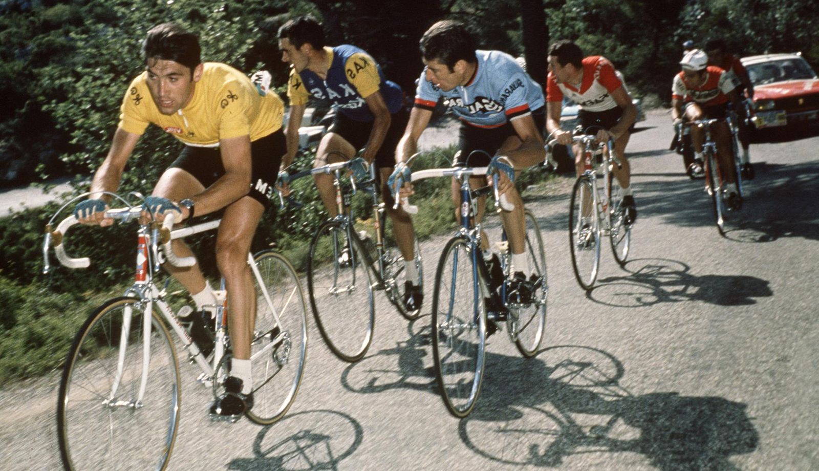 Eddy Merckx, vistiendo el maillot amarillo, durante el Tour de Francia de 1972