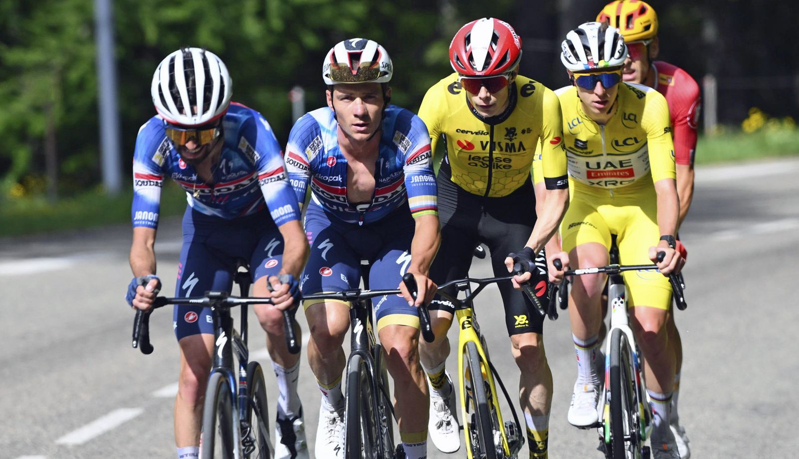Remco Evenepoel, a rueda de su compañero Valentin Paret-Peintre y seguido de Vingegaard y Pogacar, durante la última etapa del Dauphiné