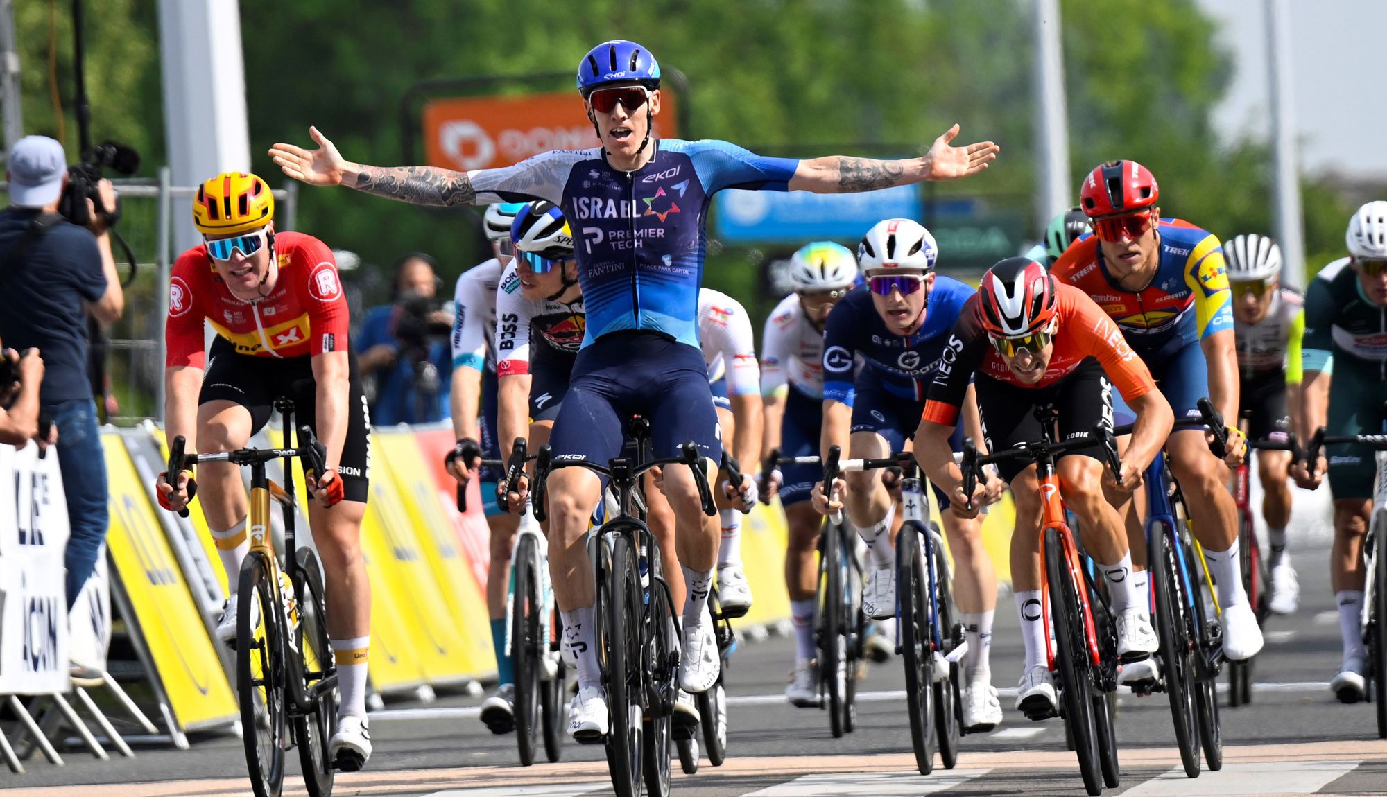 Jake Stewart celebrando su victoria en la 5ª etapa del Dauphiné