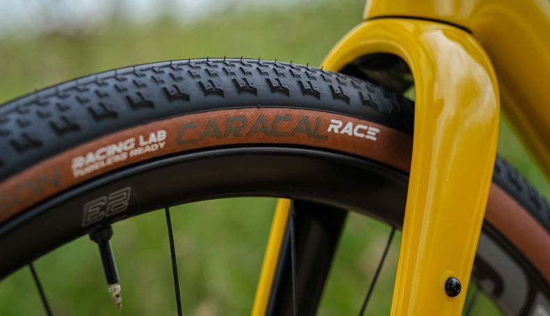 hutchinson caracal race el neumatico estrella de gravel ahora mas ancho 2 790x454