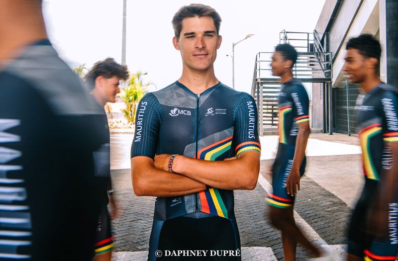 Mayer será el primer ciclista profesional de Mauricio. Mayer será el primer ciclista profesional de Mauricio.