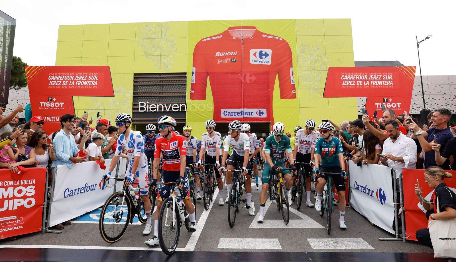 Los ciclistas antes de tomar la salida de la sexta etapa de La Vuelta 2024, que arrancó desde el interior de un centro comercial en Jerez.