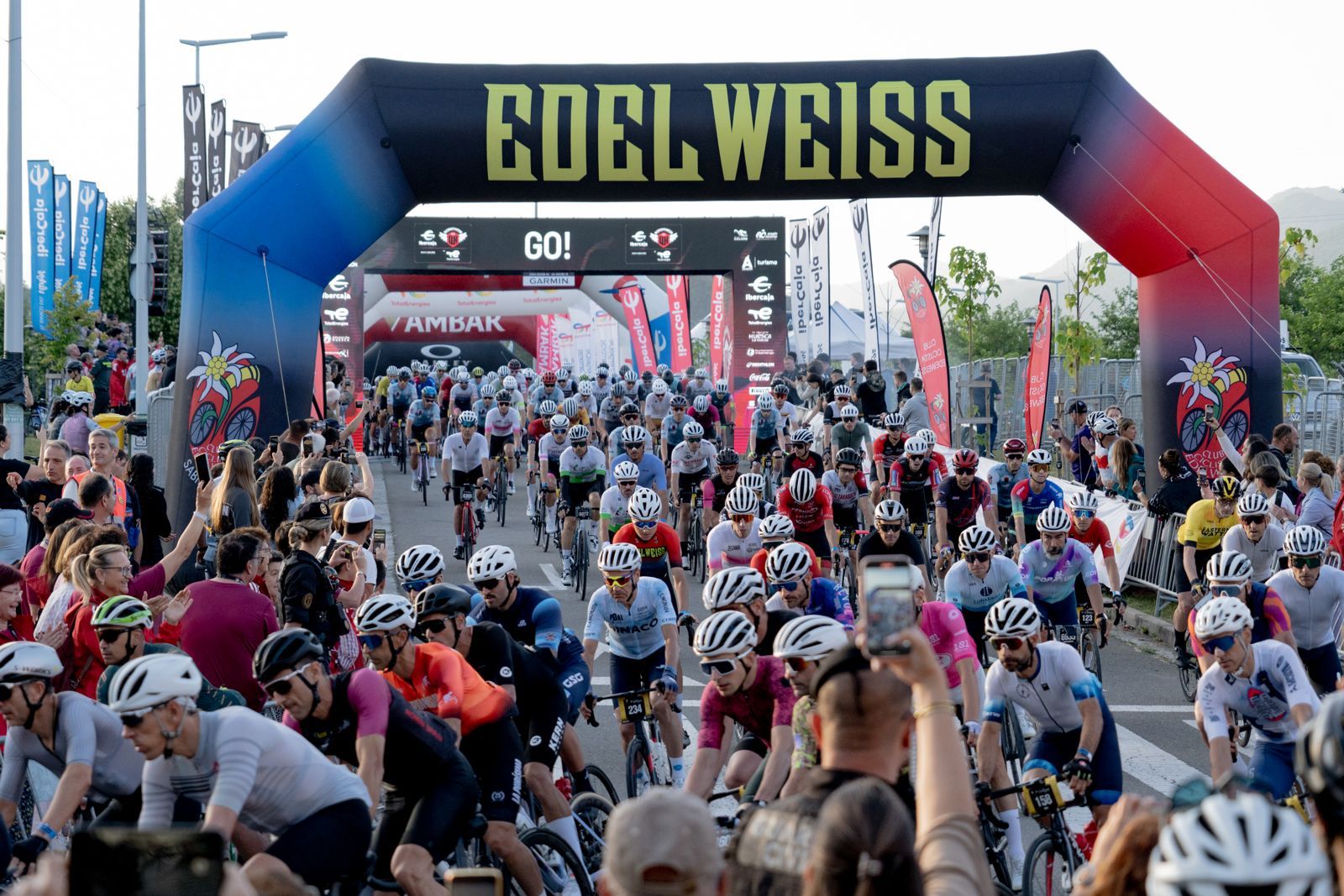 Más de 10.000 ciclistas conquistan los Pirineos en la Ibercaja Quebrantahuesos by TotalEnergies 2025