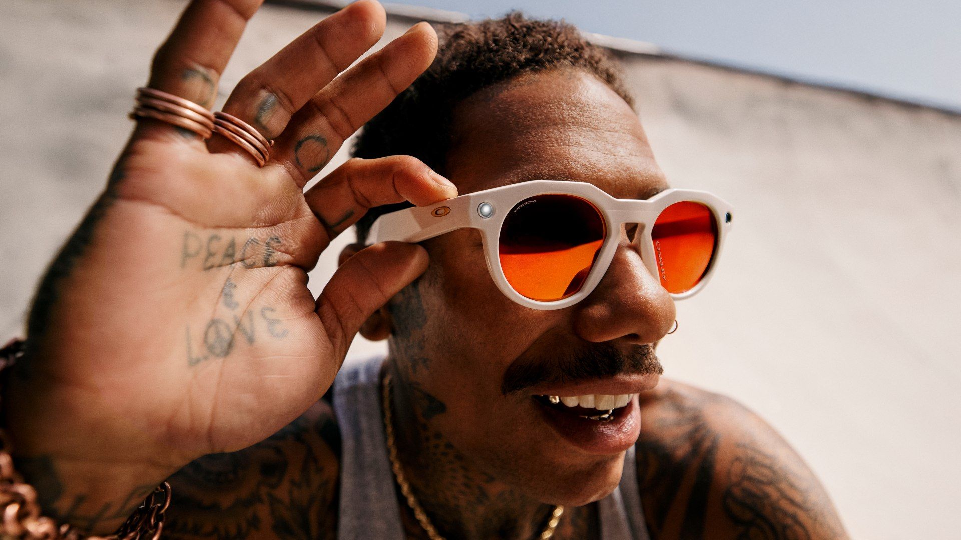 Oakley sorprende lanzando sus primeras gafas con inteligencia artificial