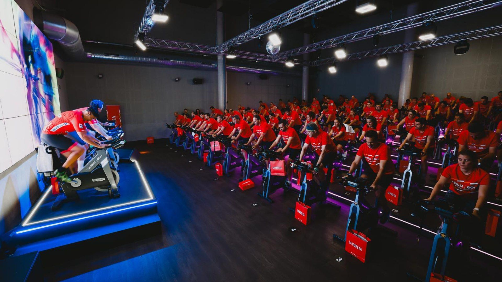 GO fit revive 90 años de La Vuelta en una sesión de Bike inmersiva en su centro de Peñagrande