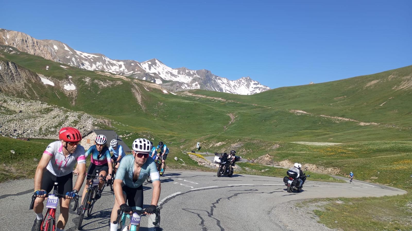 Cicloturistas en la subida del Galibier. Foto: Carles Vallés