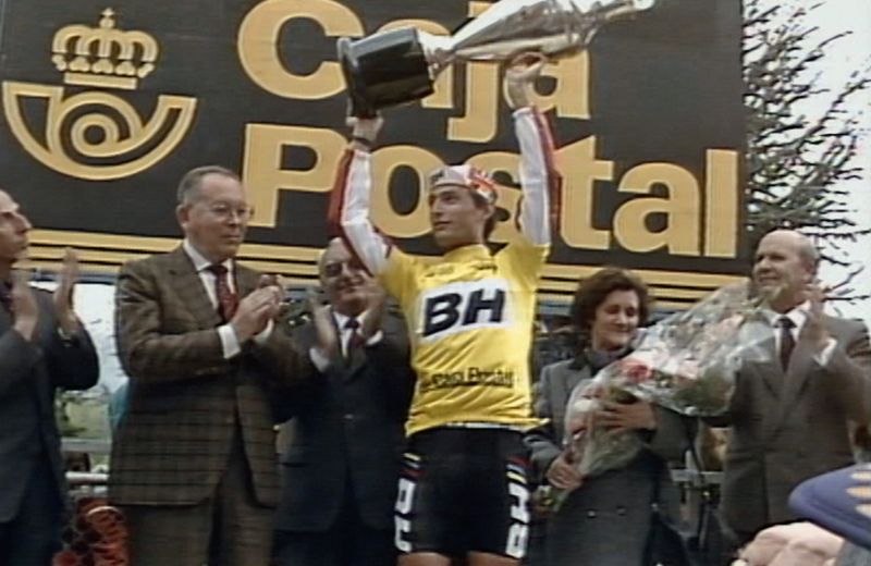 Cubino vistiendo el maillot amarillo como líder de la Vuelta a España Cubino vistiendo el maillot amarillo como líder de la Vuelta a España