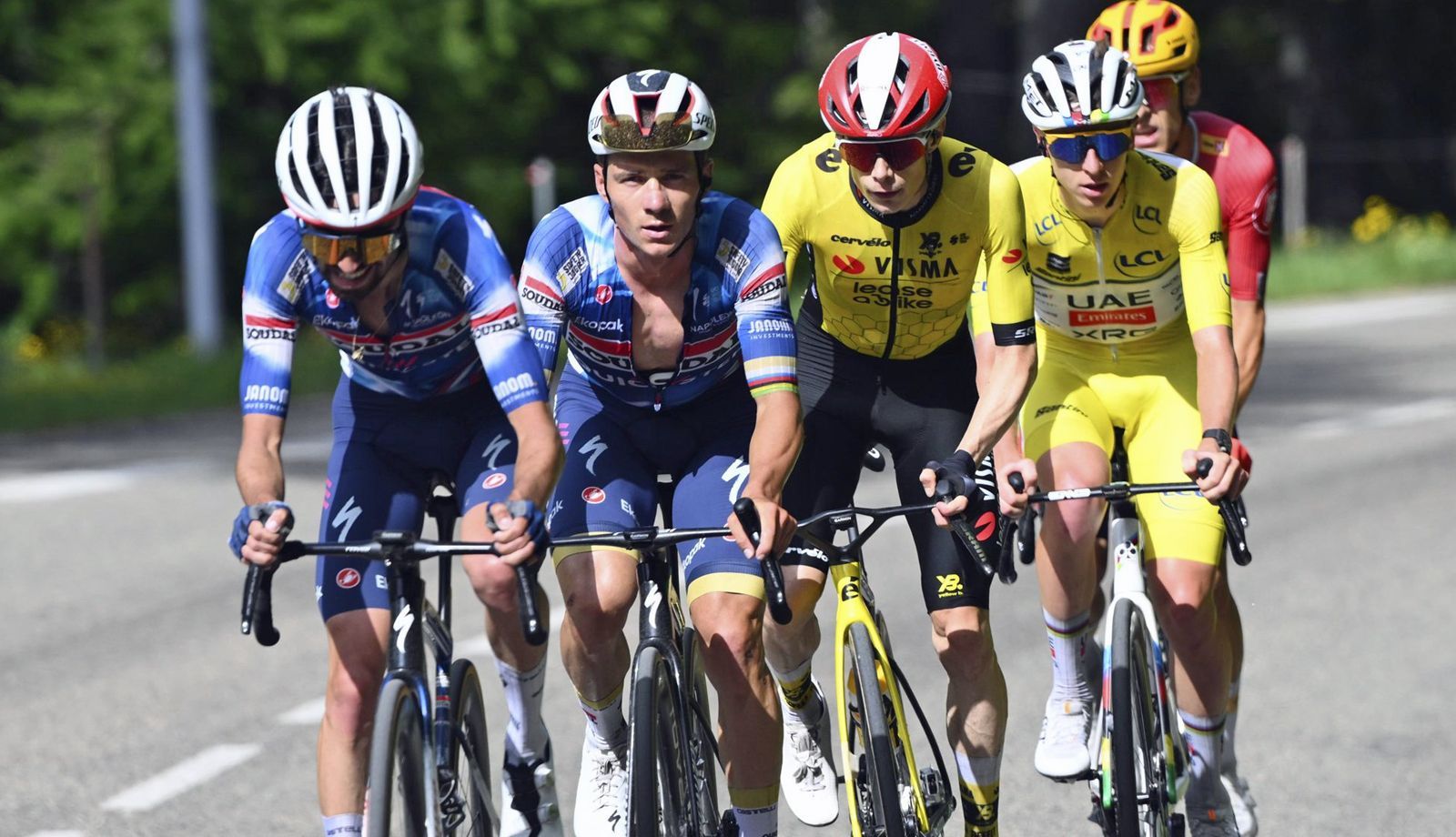 Remco Evenepoel, a rueda de su compañero Valentin Paret Peintre y seguido de Vingegaard y Pogacar, durante la última etapa del reciente Critérium du Dauphiné.