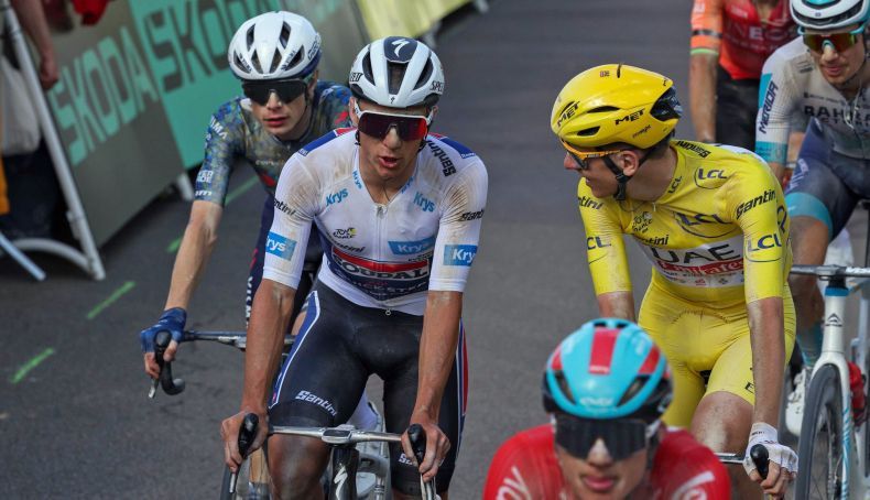 vingegaard evenepoel y pogacar al finalizar la etapa del sterrato 2 790x454 vingegaard evenepoel y pogacar al finalizar la etapa del sterrato 2 790x454