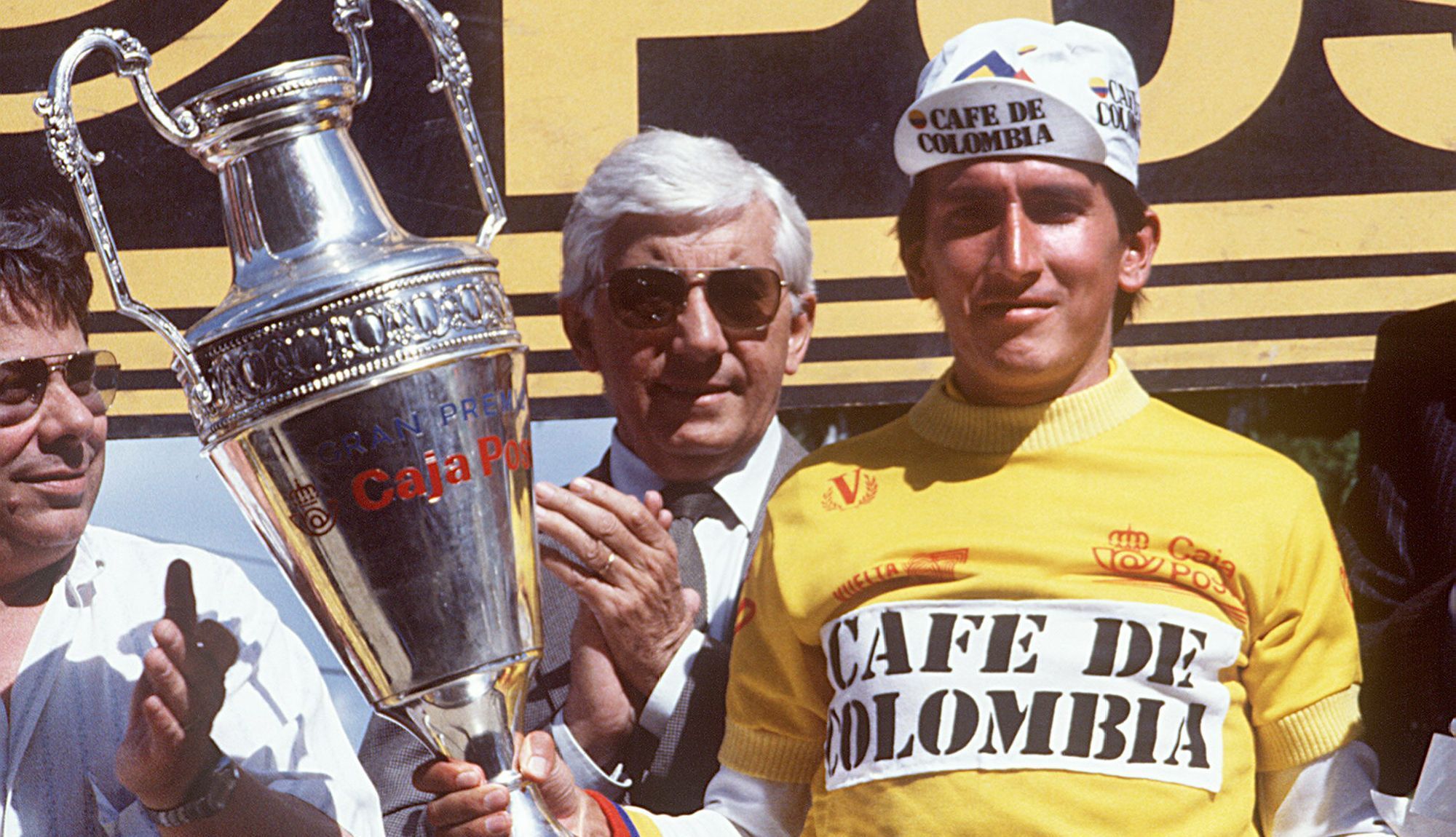 Lucho Herrera, en el podio como ganador de la Vuelta a España de 1987
